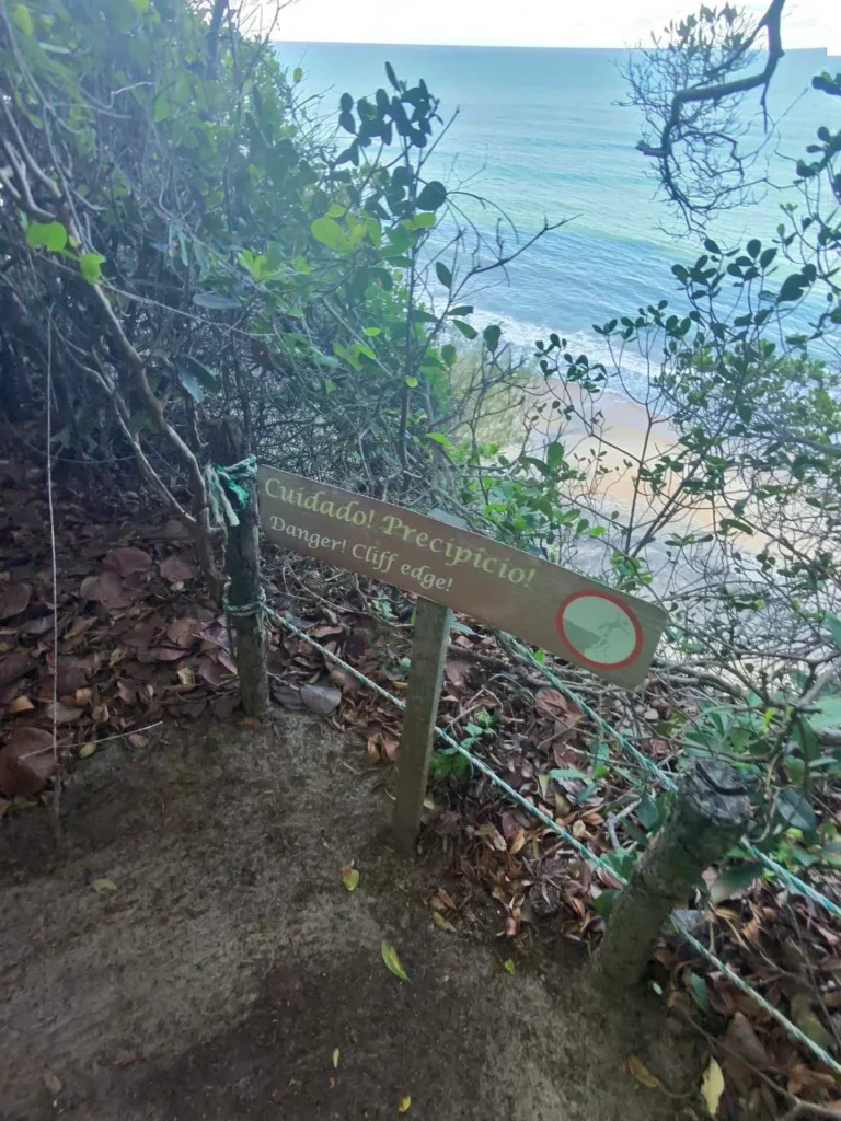 Cuidado, precipicio, santuario ecológico de Pipa