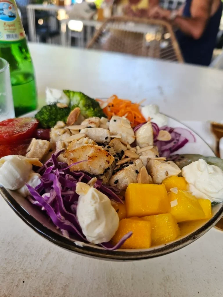 Poke de pollo, restaurant TAO, Pipa, Brasil